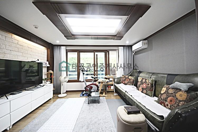 [16764]올리모델링한저렴하게나온 매물 거실에서 숲뷰 자랑하는 빌라